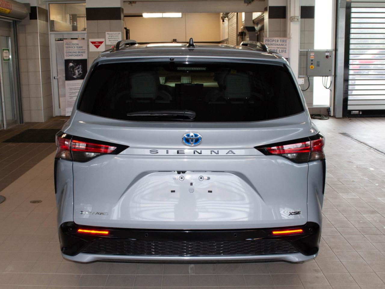 2025 Toyota Sienna XSE 7-Passenger Photo4