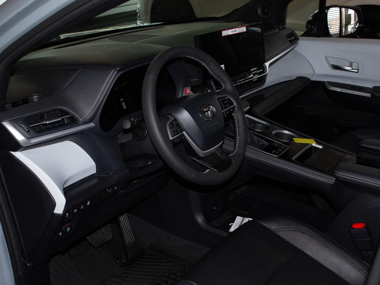 2025 Toyota Sienna XSE 7-Passenger Photo