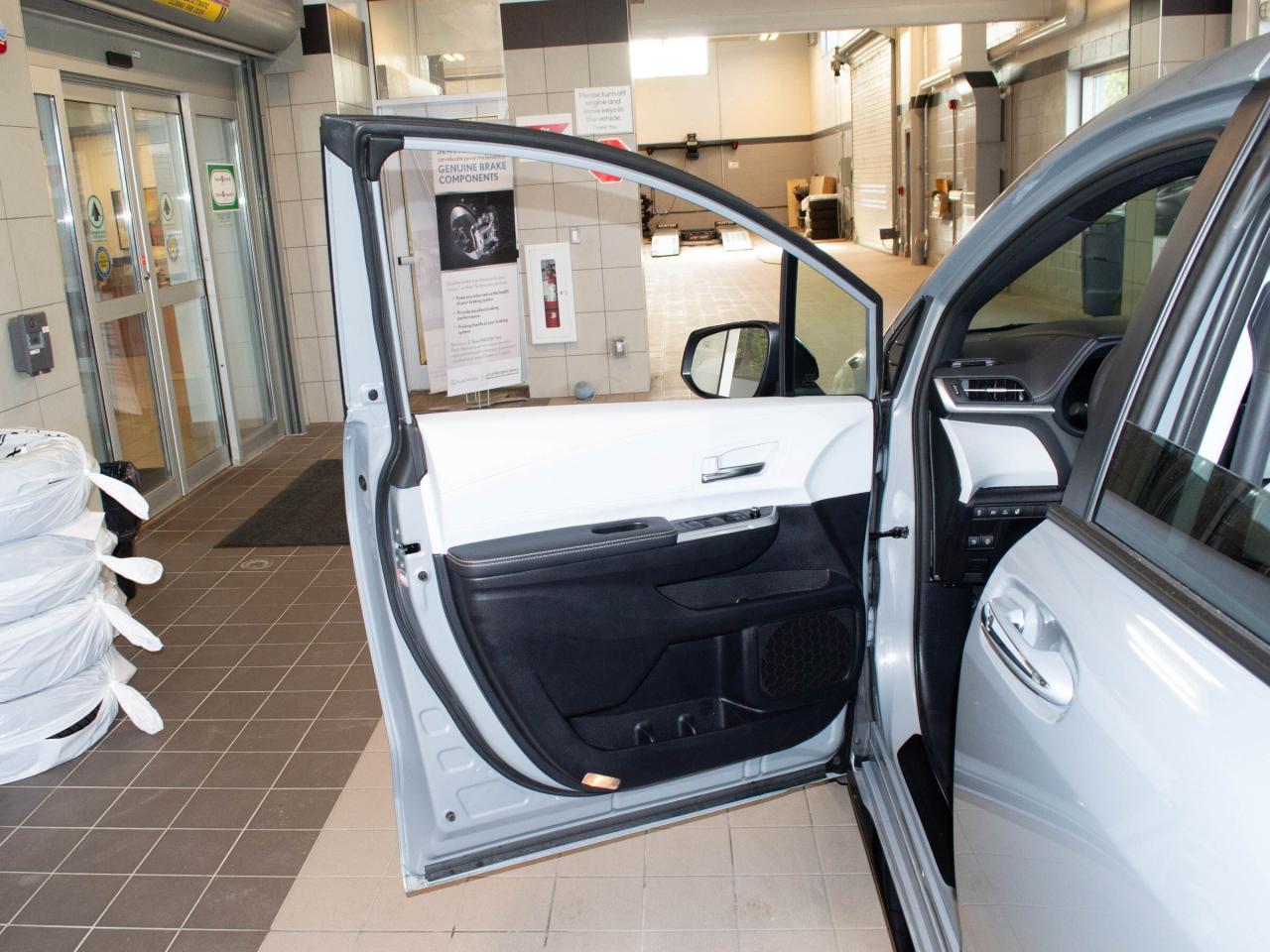 2025 Toyota Sienna XSE 7-Passenger Photo