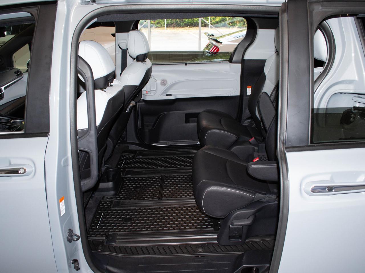 2025 Toyota Sienna XSE 7-Passenger Photo