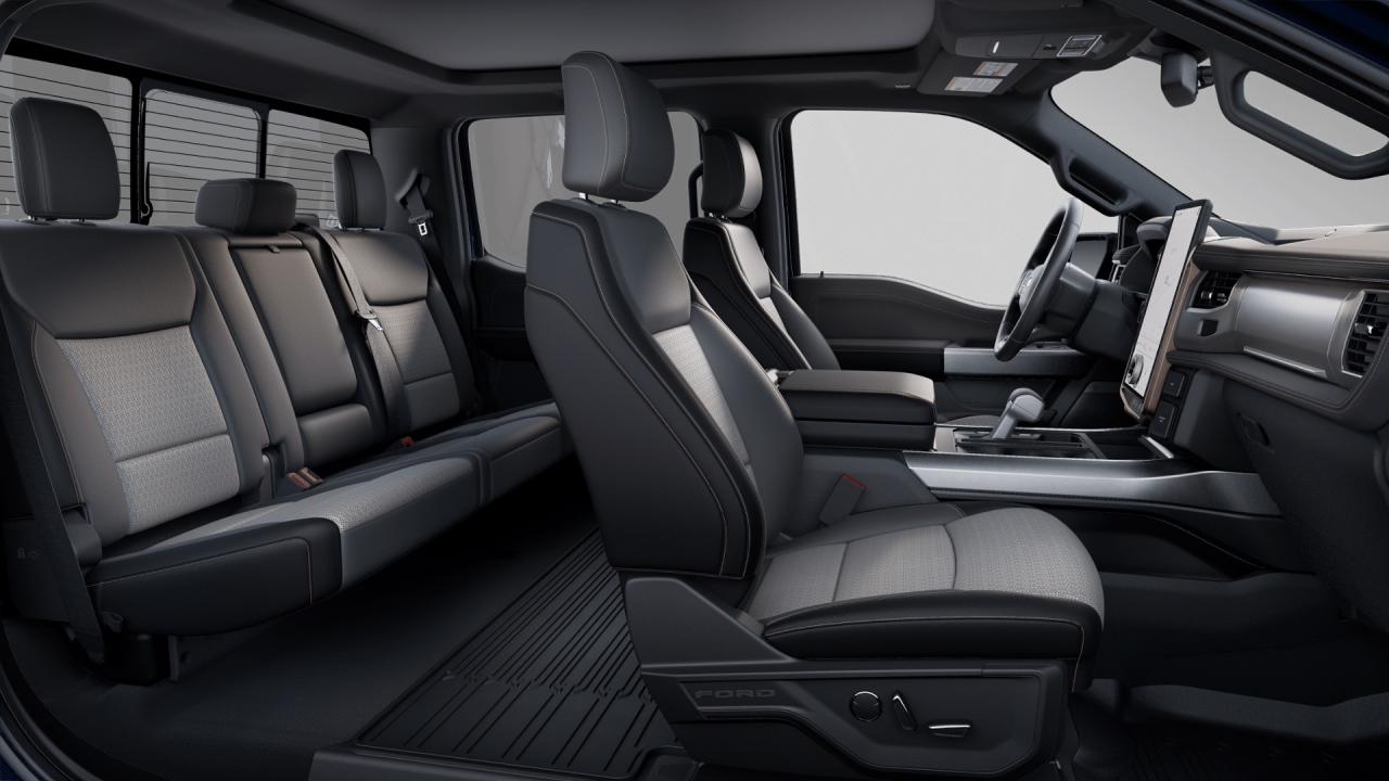 2025 Ford F-150 Lightning LARIAT 4WD SUPERCREW 5.5' BOX Extended Range Battery Photo5