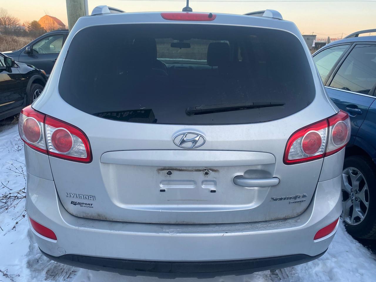 2011 Hyundai Santa Fe GL - Photo #4