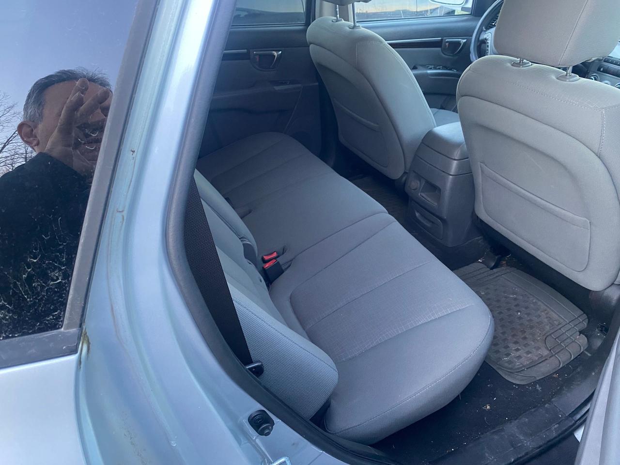 2011 Hyundai Santa Fe GL - Photo #9