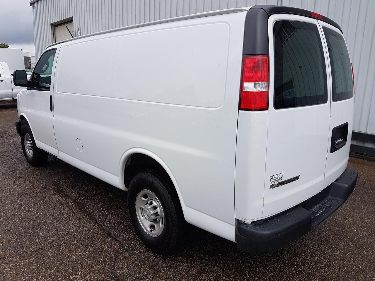 2020 Chevrolet Express 2500 Cargo 135" Photo3