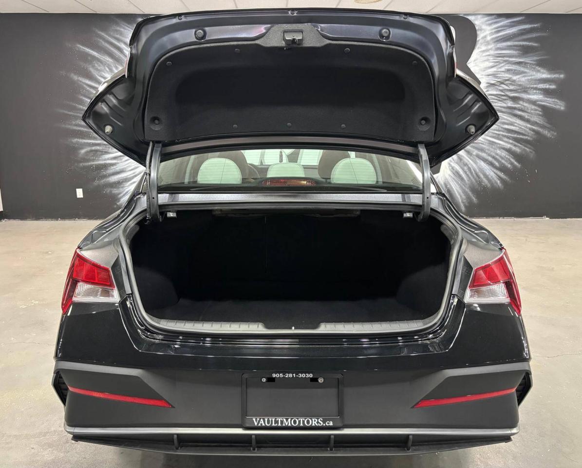 2025 Hyundai Elantra Preferred IVT $0 % DOWN FINANCE OAC Photo4