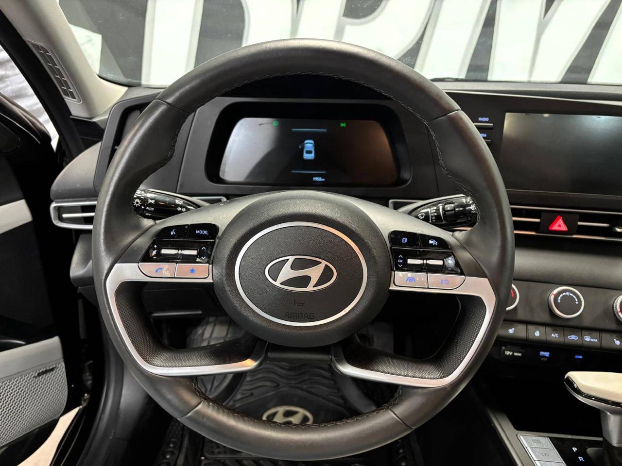 2025 Hyundai Elantra Preferred IVT $0 % DOWN FINANCE OAC Photo