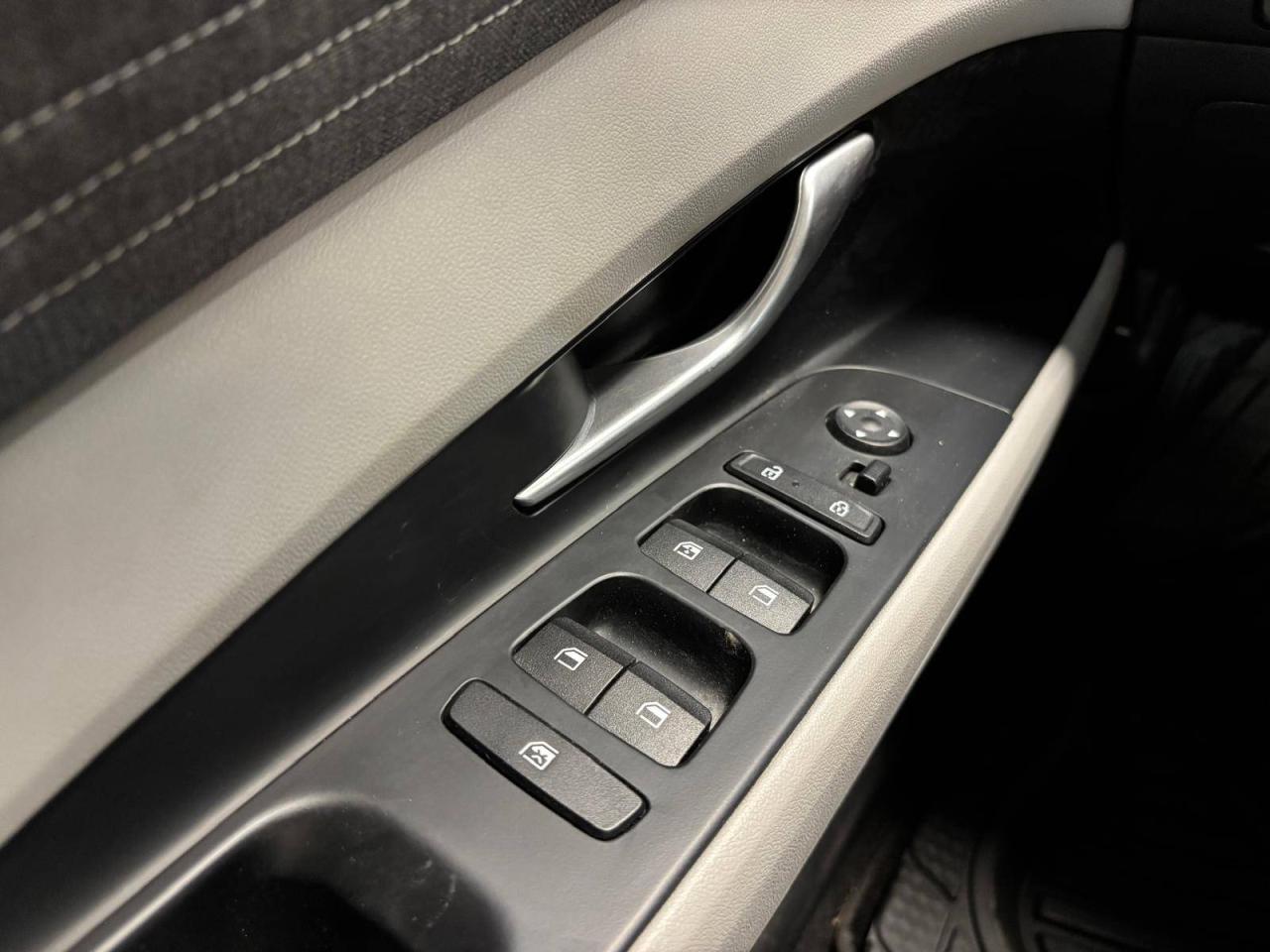 2025 Hyundai Elantra Preferred IVT $0 % DOWN FINANCE OAC Photo