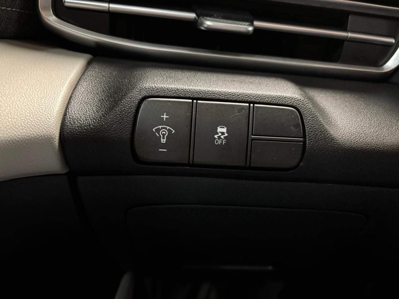 2025 Hyundai Elantra Preferred IVT $0 % DOWN FINANCE OAC Photo