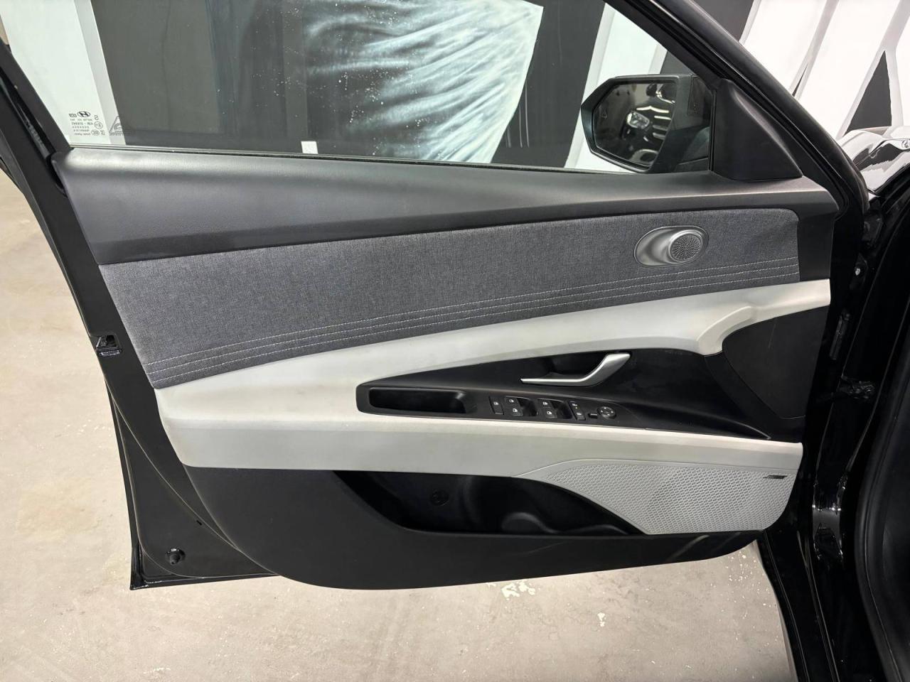 2025 Hyundai Elantra Preferred IVT $0 % DOWN FINANCE OAC Photo