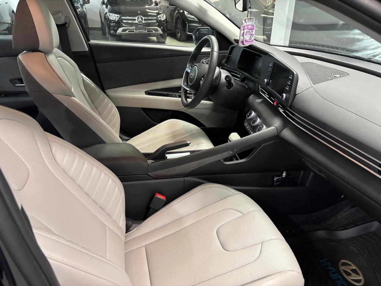 2025 Hyundai Elantra Preferred IVT $0 % DOWN FINANCE OAC Photo