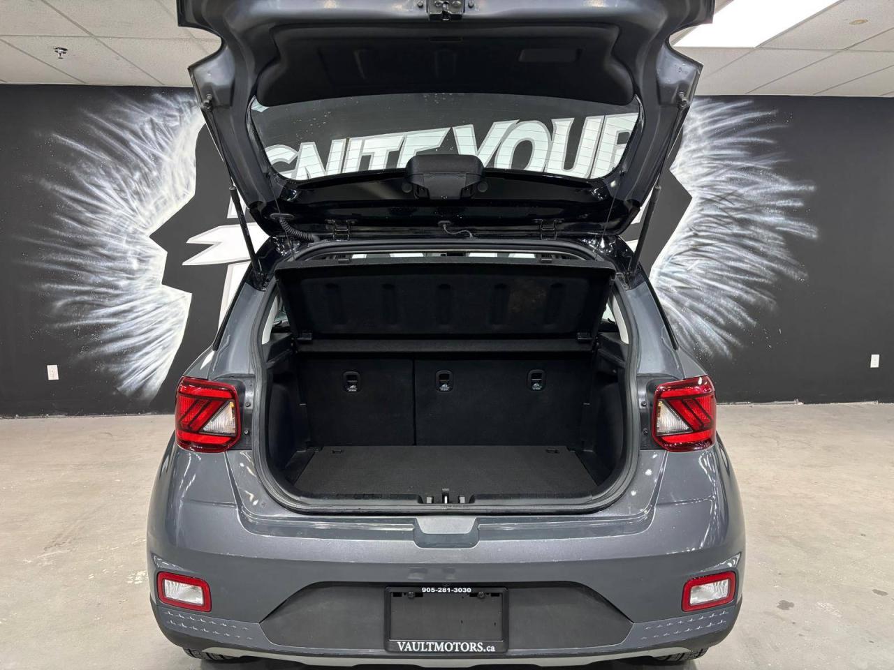 2024 Hyundai Venue Essential IVT w/Two-Tone $0 % DOWN FINANCE OAC Photo4