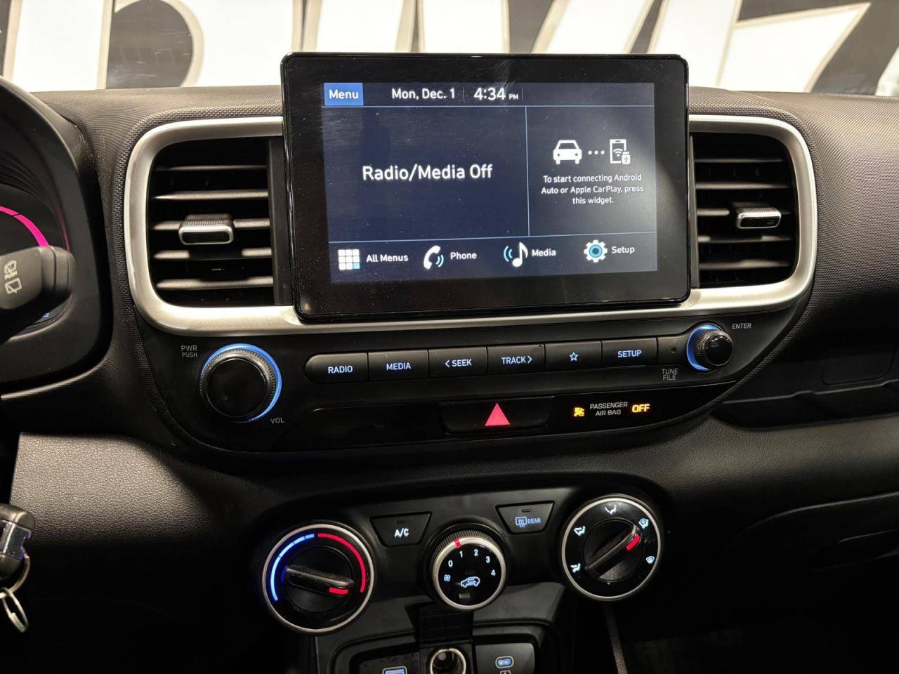 2024 Hyundai Venue Essential IVT w/Two-Tone $0 % DOWN FINANCE OAC Photo