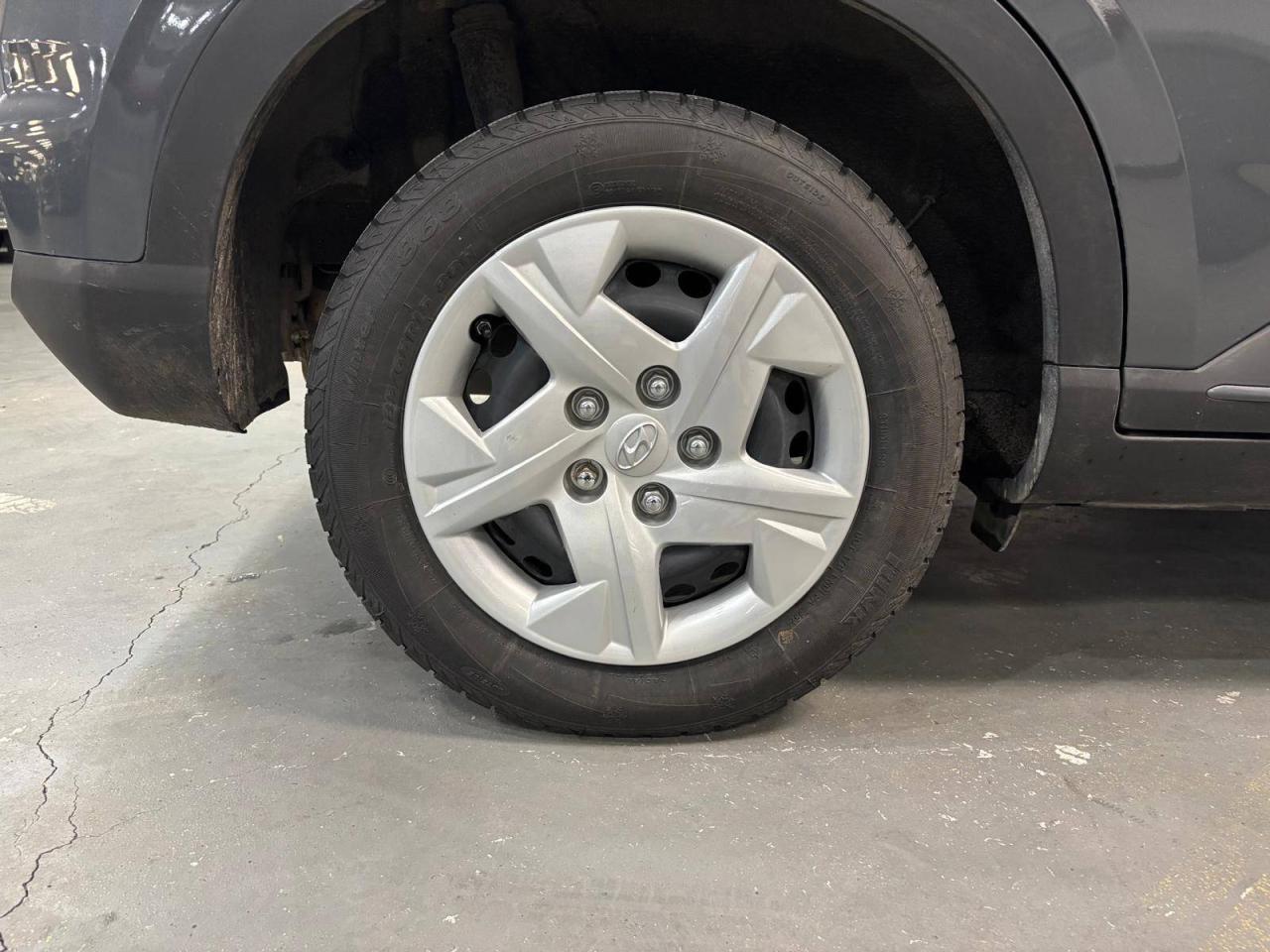 2024 Hyundai Venue Essential IVT w/Two-Tone $0 % DOWN FINANCE OAC Photo