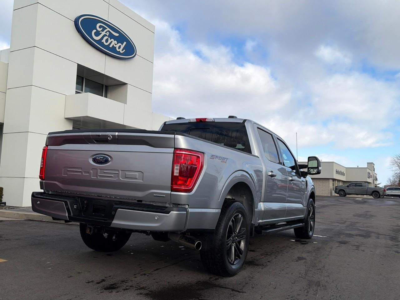 2022 Ford F-150 XLT 4WD SuperCrew 5.5' Box Photo2