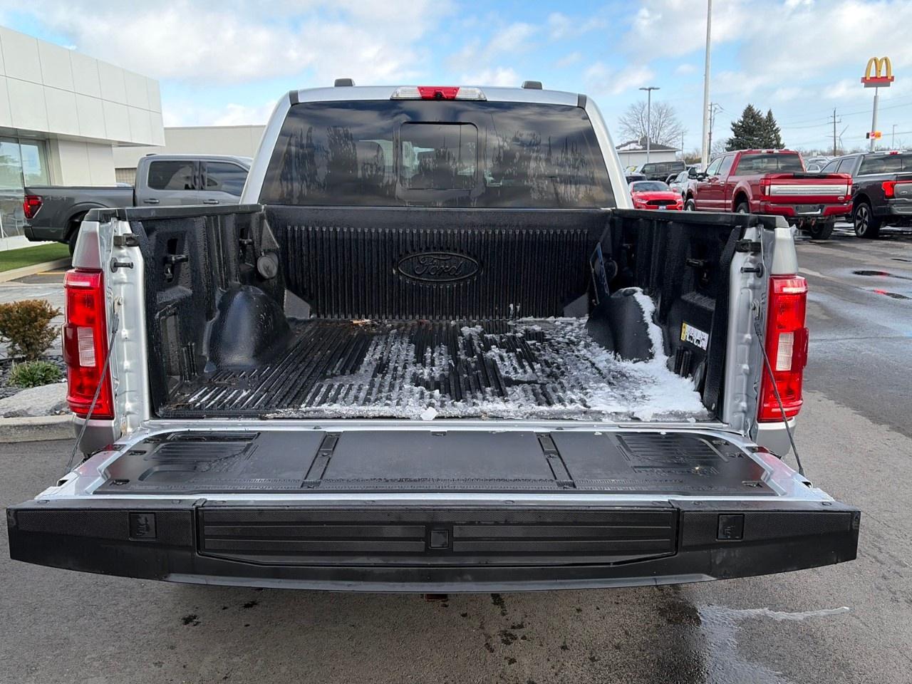 2022 Ford F-150 XLT 4WD SuperCrew 5.5' Box Photo4