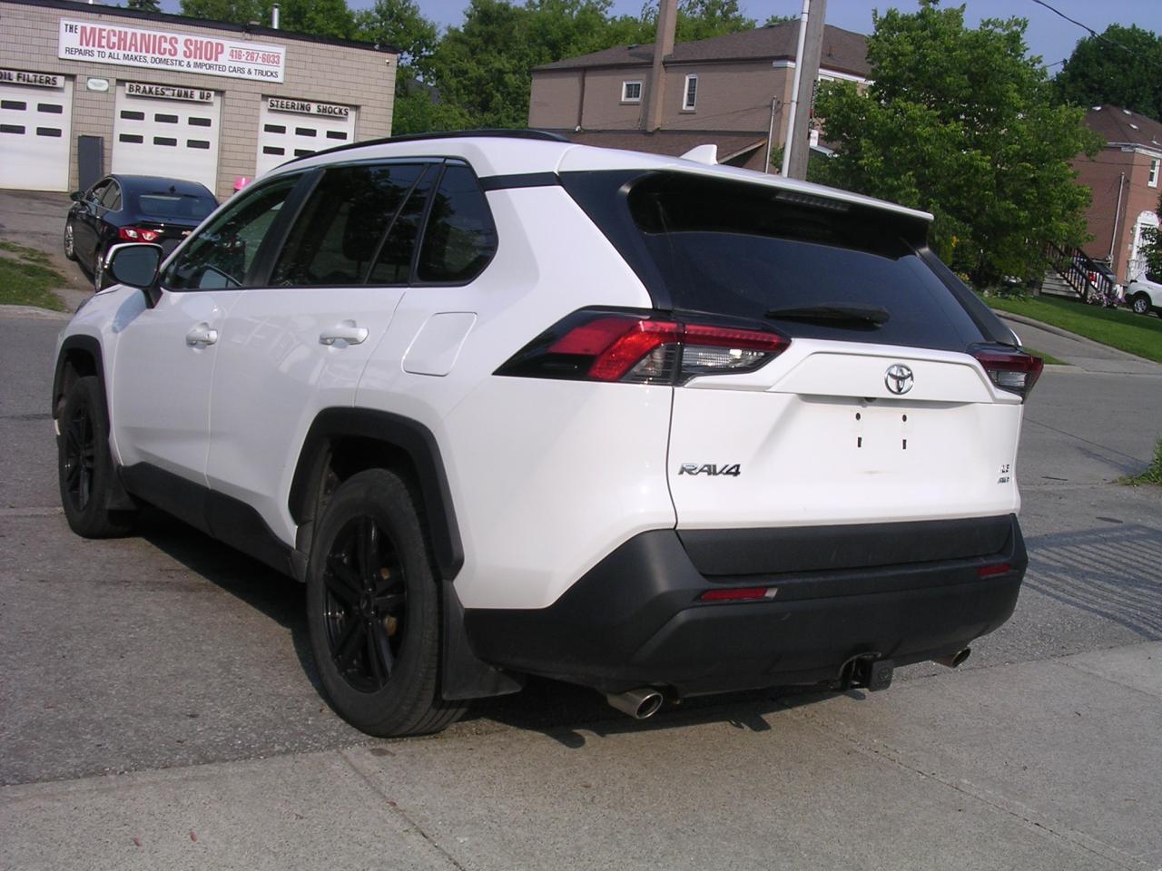 2021 Toyota RAV4 LE AWD Photo3