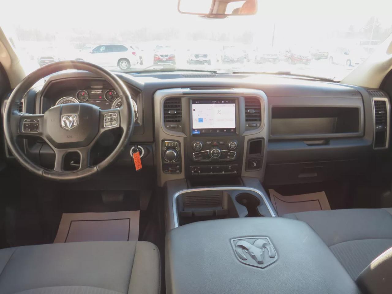 2022 RAM 1500 Classic EXPRESS Photo4