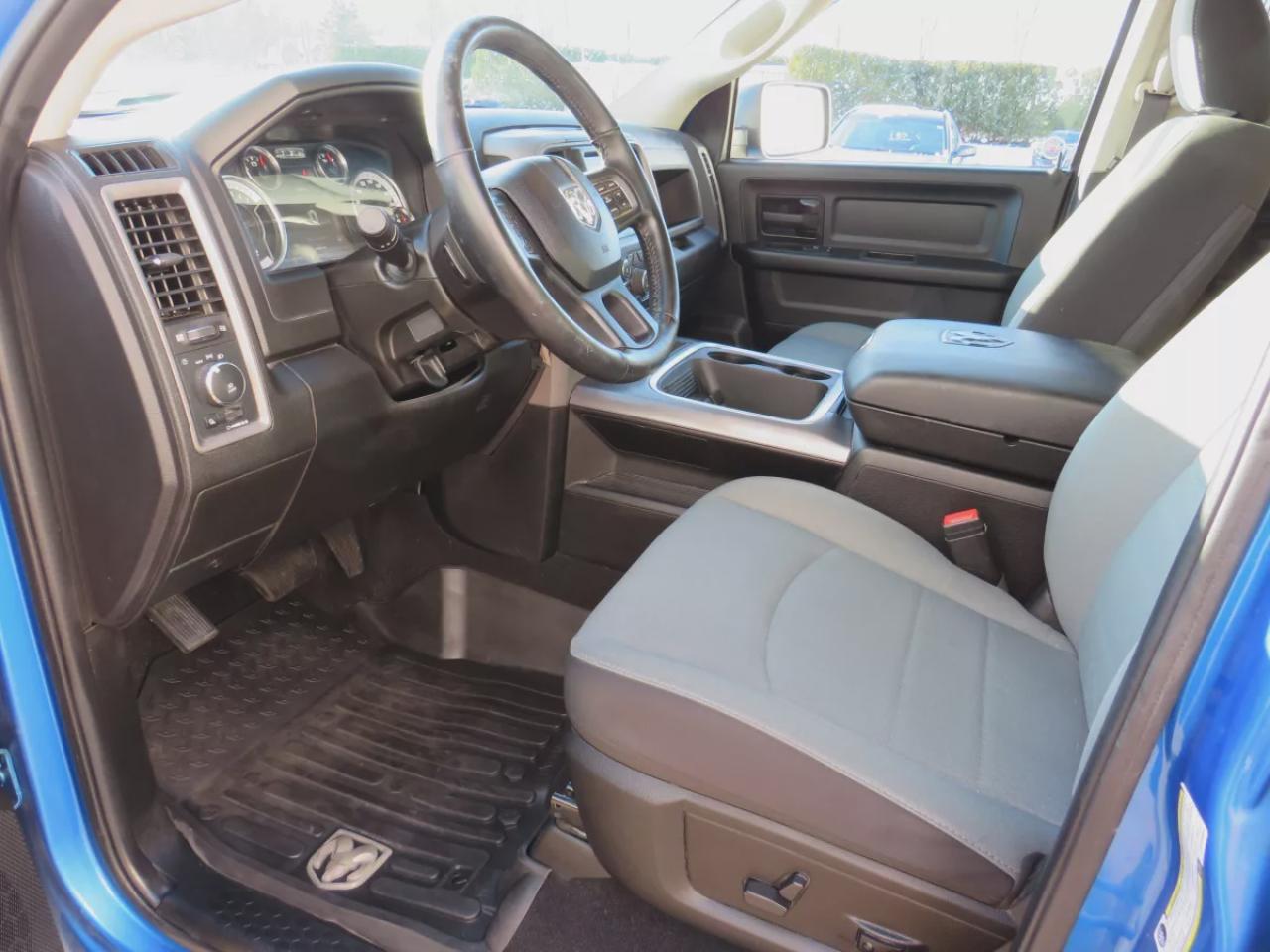 2022 RAM 1500 Classic EXPRESS Photo3