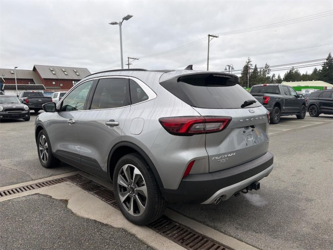 2023 Ford Escape Platinum  - Hybrid - Low Mileage Photo2