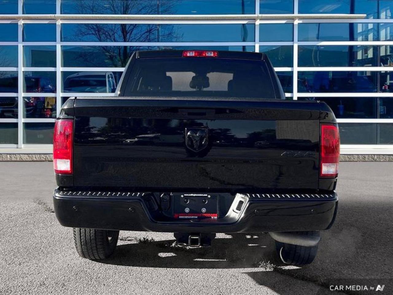 2022 RAM 1500 Classic SLT | Heated Seats/Wheel | Apple Carplay | Black Appearance Pkg | Remote Start | and More ! Photo4