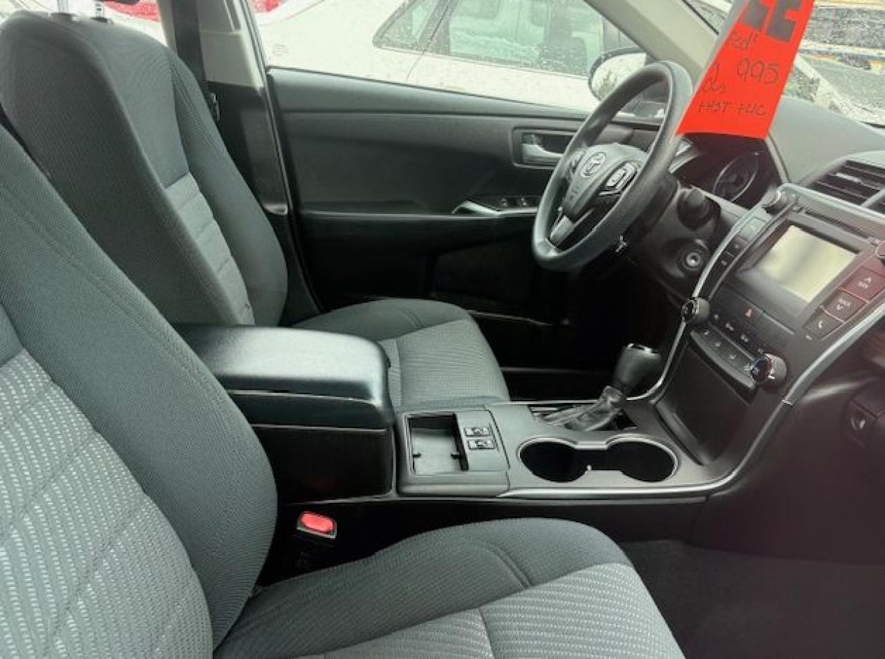 2017 Toyota Camry LE Photo2