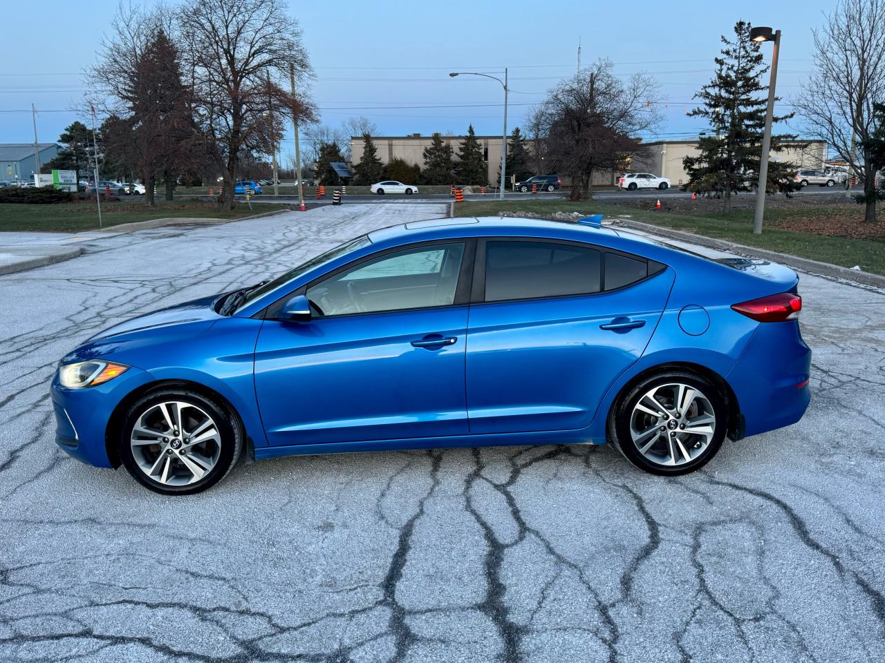 2017 Hyundai Elantra GLS Photo3