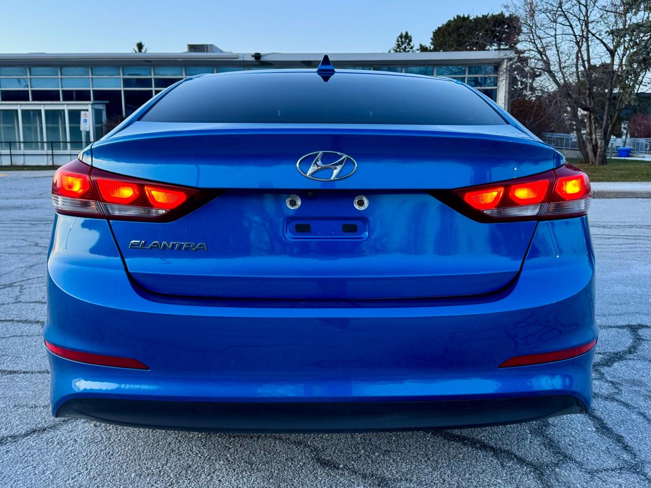 2017 Hyundai Elantra GLS Photo2