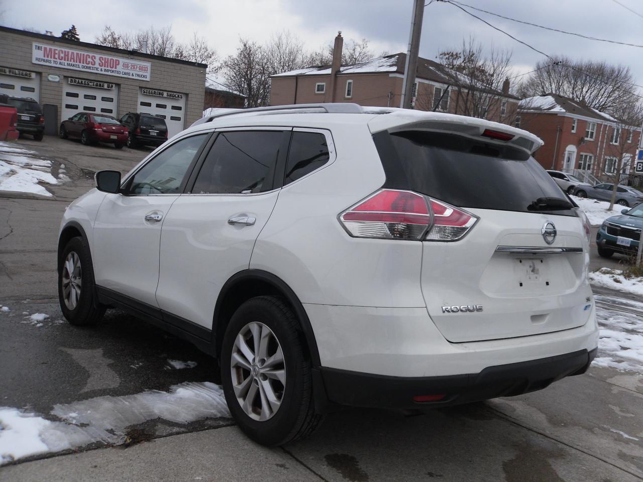 2014 Nissan Rogue SV Photo4