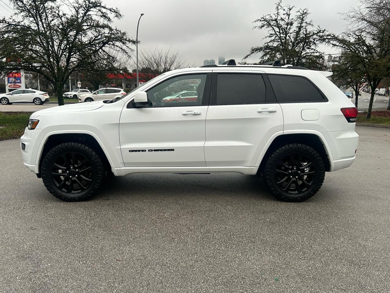 2020 Jeep Grand Cherokee Altitude - Photo #2