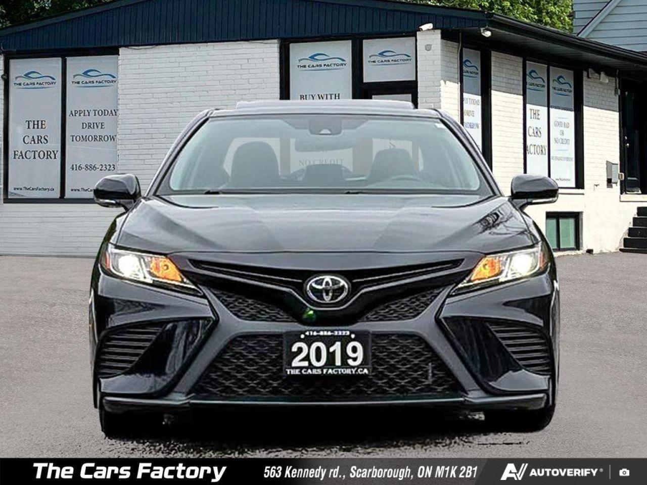 2019 Toyota Camry SE Only 81,114 km! Leather,Sunroof,Apple CarPlay! - Photo #2