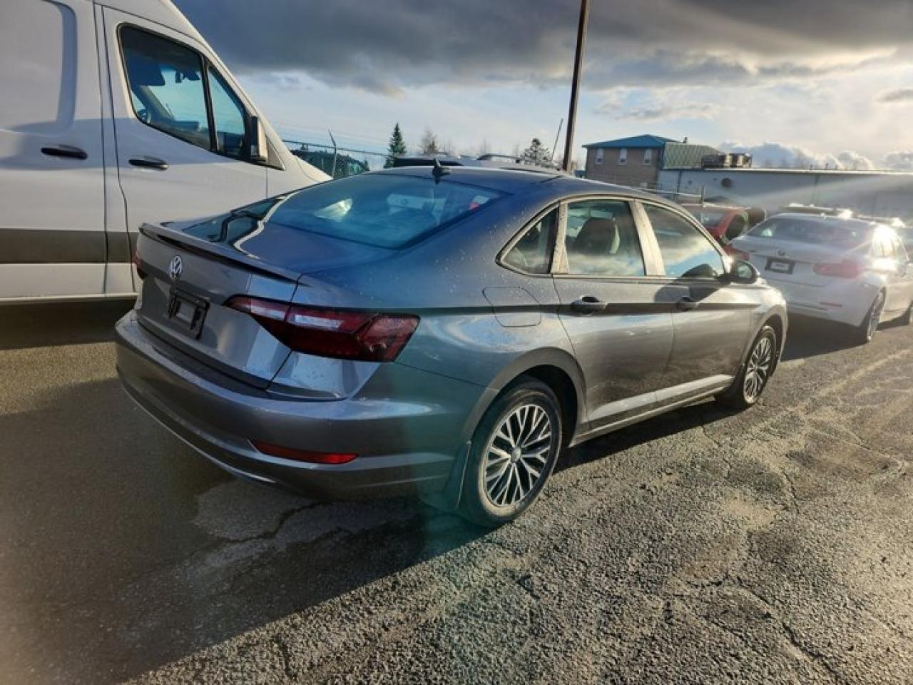 2020 Volkswagen Jetta Highline | Leather | Sunroof | Heated Seats | CarPlay + Android | Rear Camera | and More ! Photo