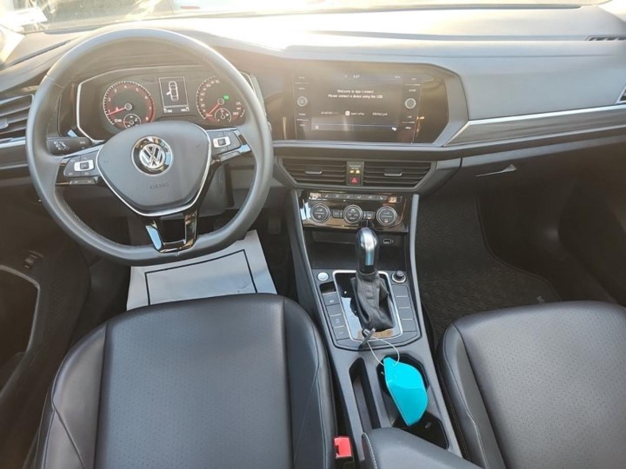 2020 Volkswagen Jetta Highline | Leather | Sunroof | Heated Seats | CarPlay + Android | Rear Camera | and More ! Photo