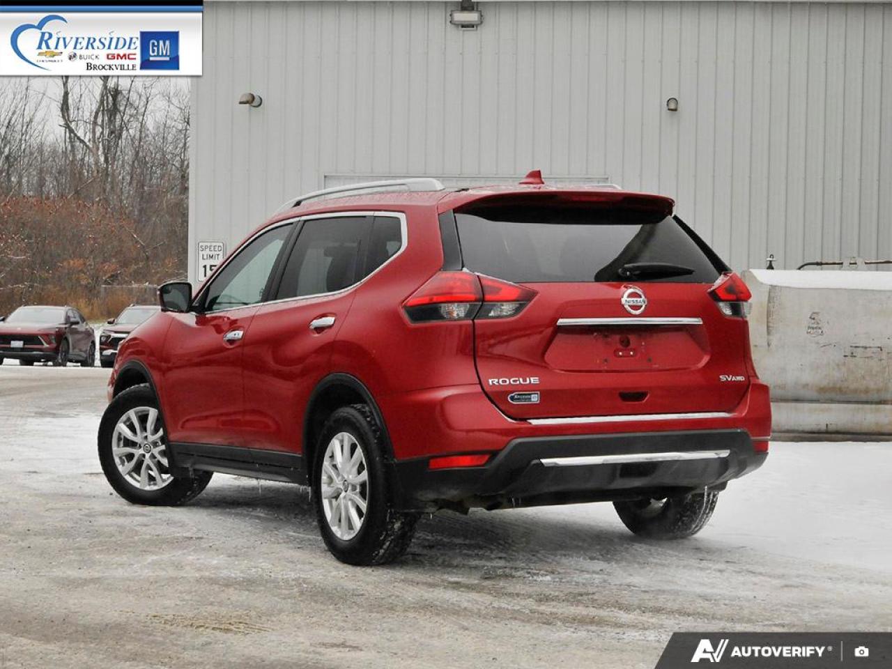 2017 Nissan Rogue SV Photo3