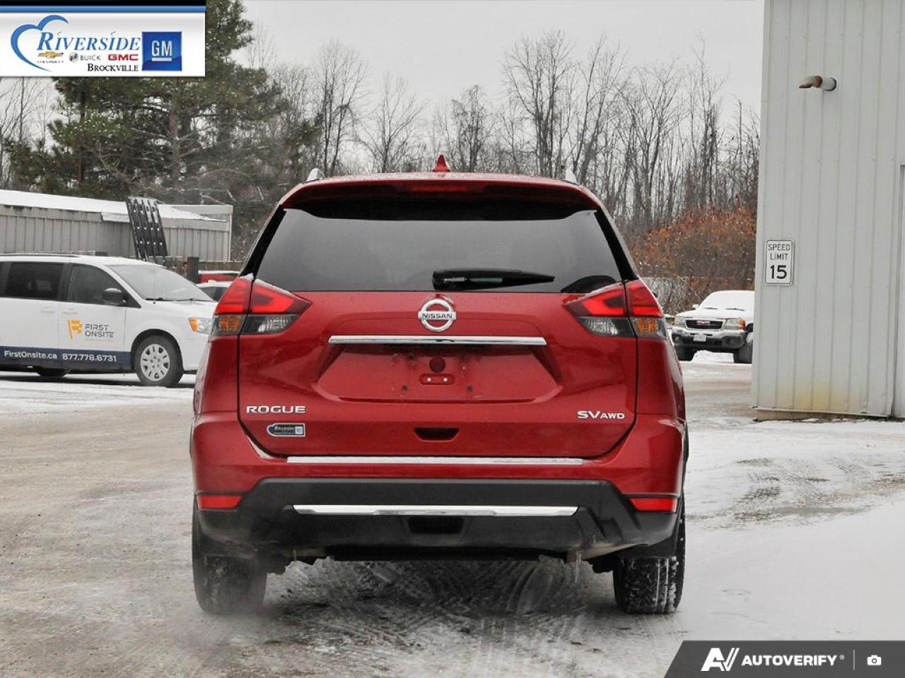 2017 Nissan Rogue SV Photo4