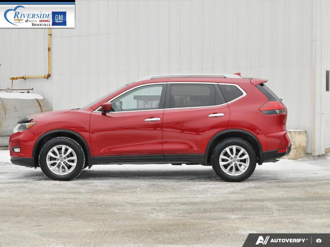 2017 Nissan Rogue SV Photo2