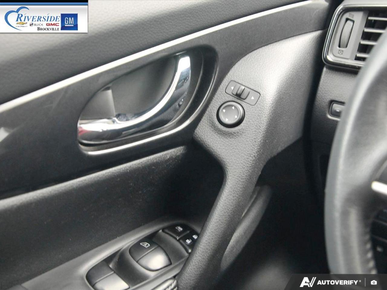 2017 Nissan Rogue SV Photo