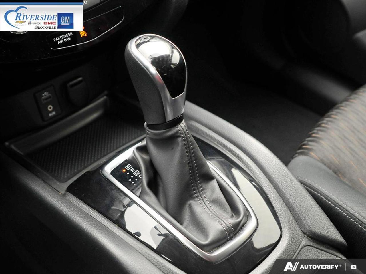 2017 Nissan Rogue SV Photo