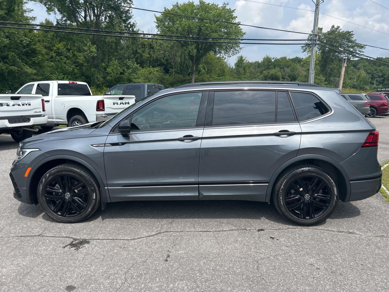 2022 Volkswagen Tiguan Comfortline R-Line Black Edition Photo3