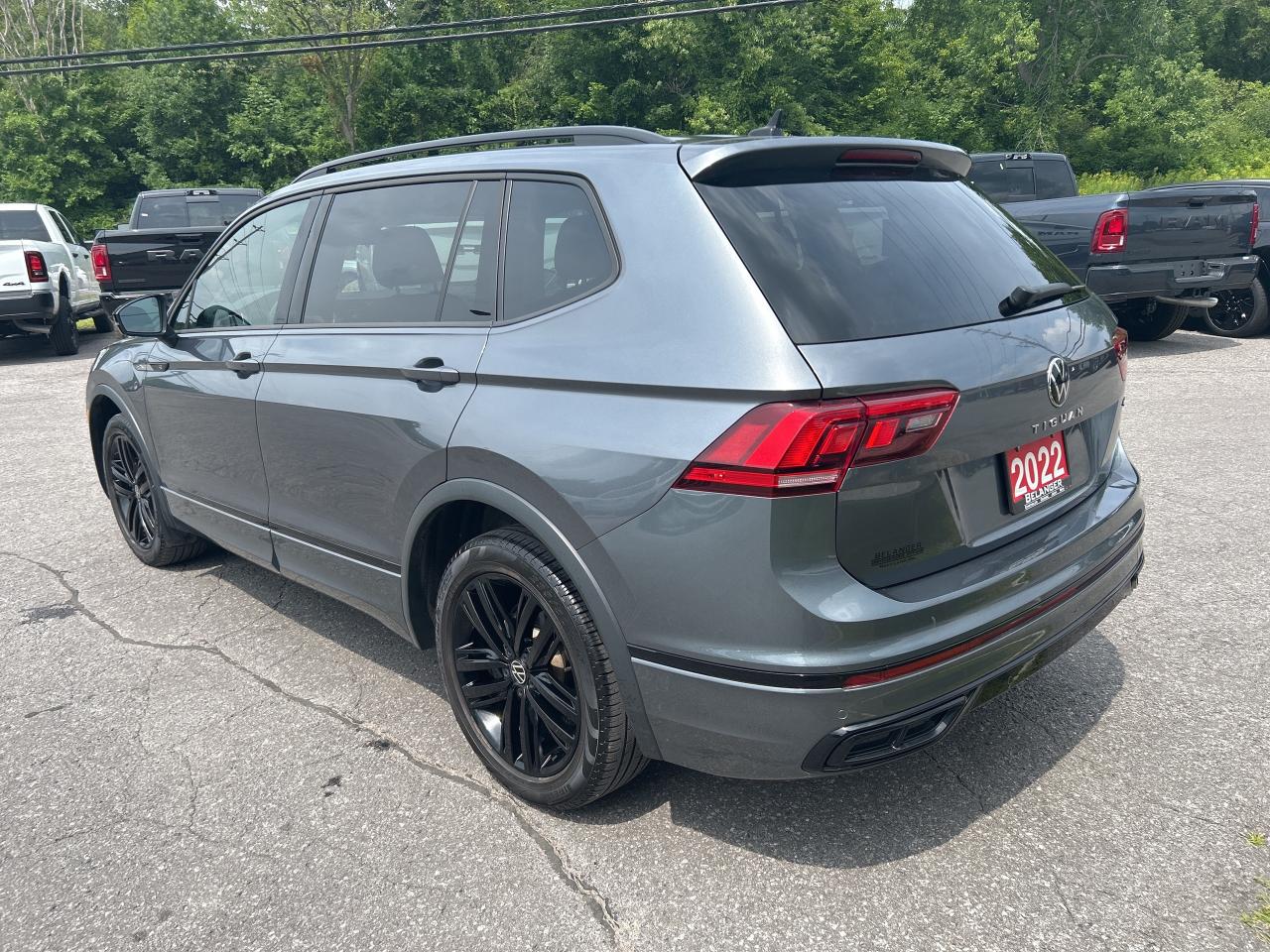 2022 Volkswagen Tiguan Comfortline R-Line Black Edition Photo4