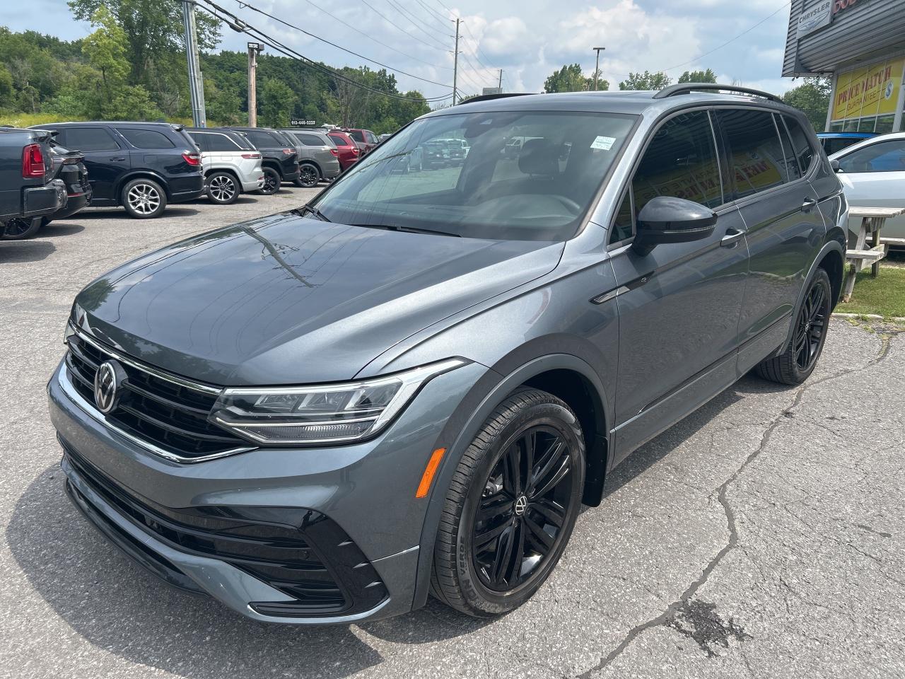 2022 Volkswagen Tiguan Comfortline R-Line Black Edition Photo2