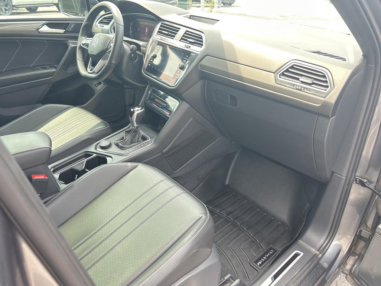 2022 Volkswagen Tiguan Comfortline R-Line Black Edition Photo