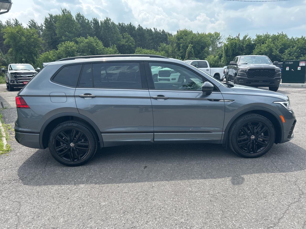 2022 Volkswagen Tiguan Comfortline R-Line Black Edition Photo