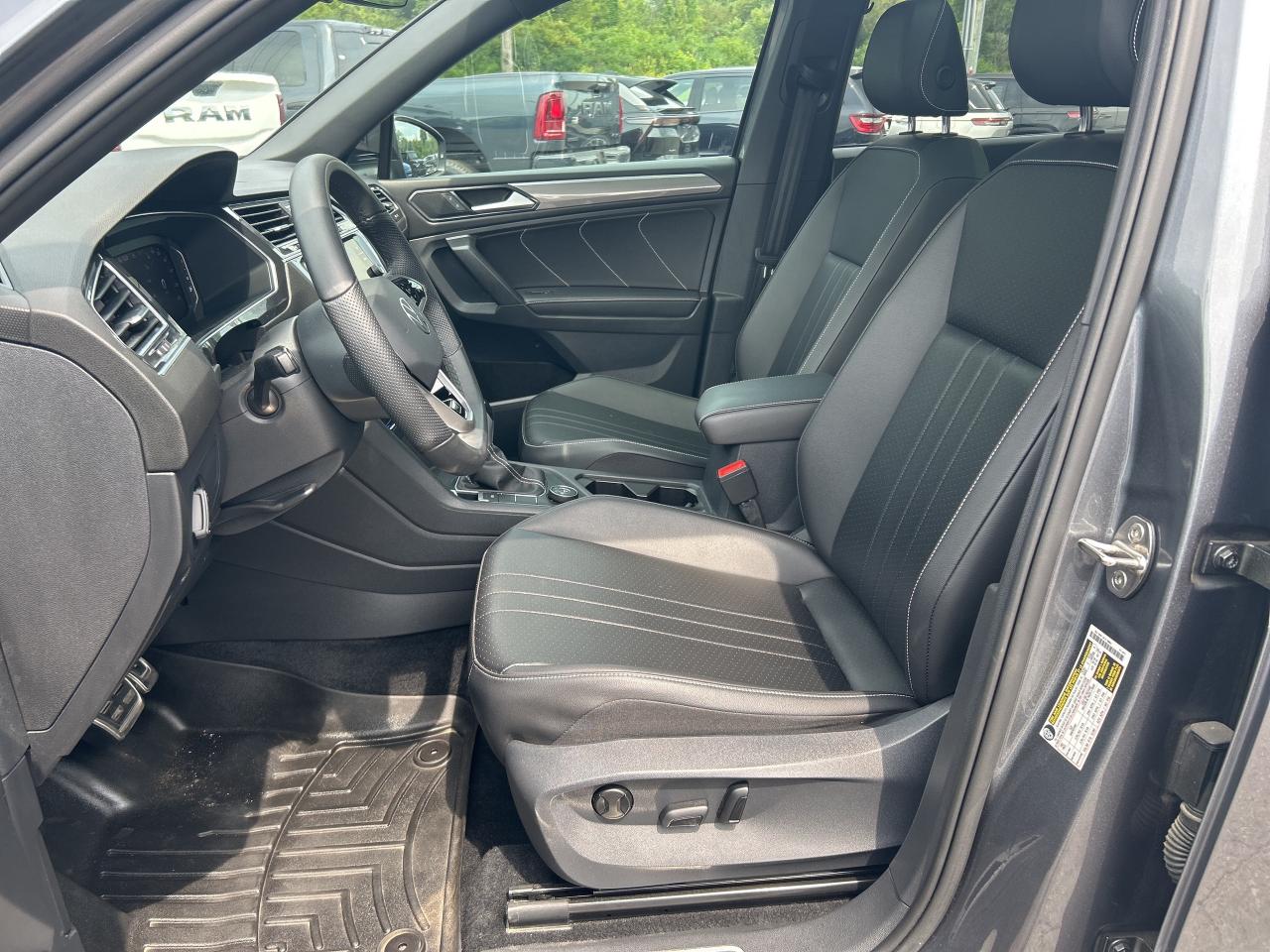 2022 Volkswagen Tiguan Comfortline R-Line Black Edition Photo