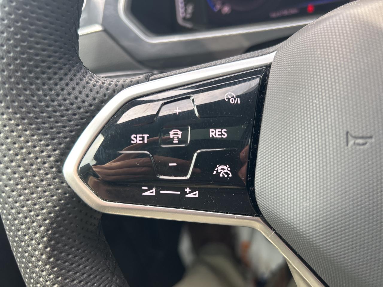 2022 Volkswagen Tiguan Comfortline R-Line Black Edition Photo