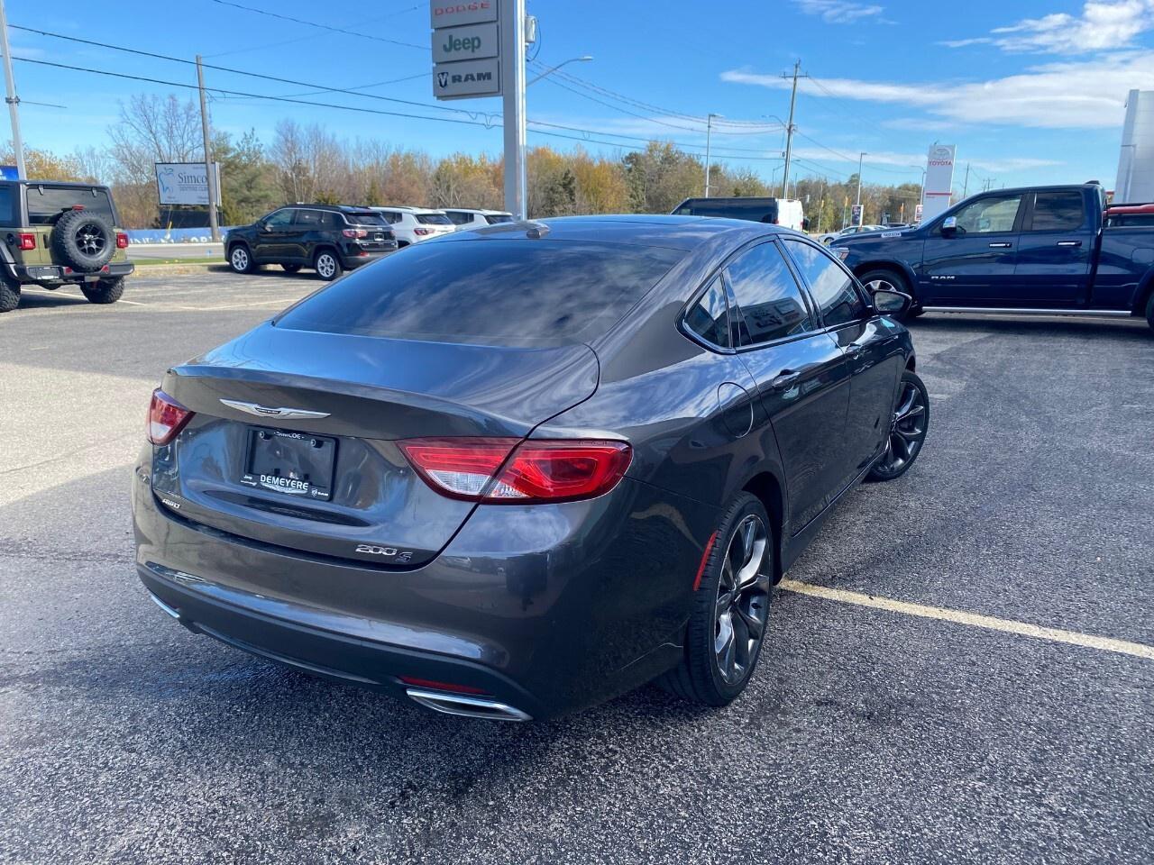 2015 Chrysler 200 4dr Sdn S AWD Photo4