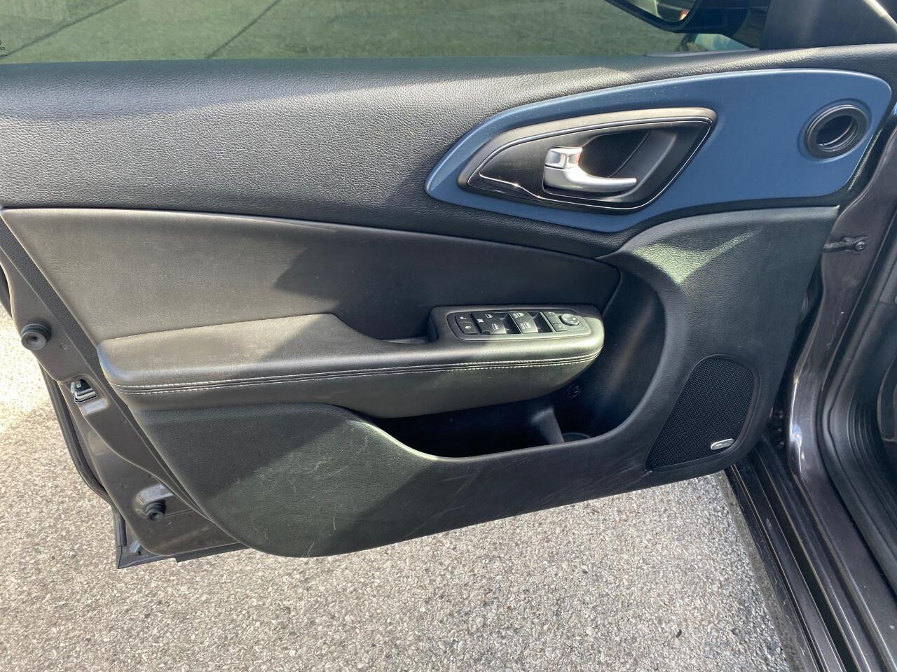 2015 Chrysler 200 4dr Sdn S AWD Photo