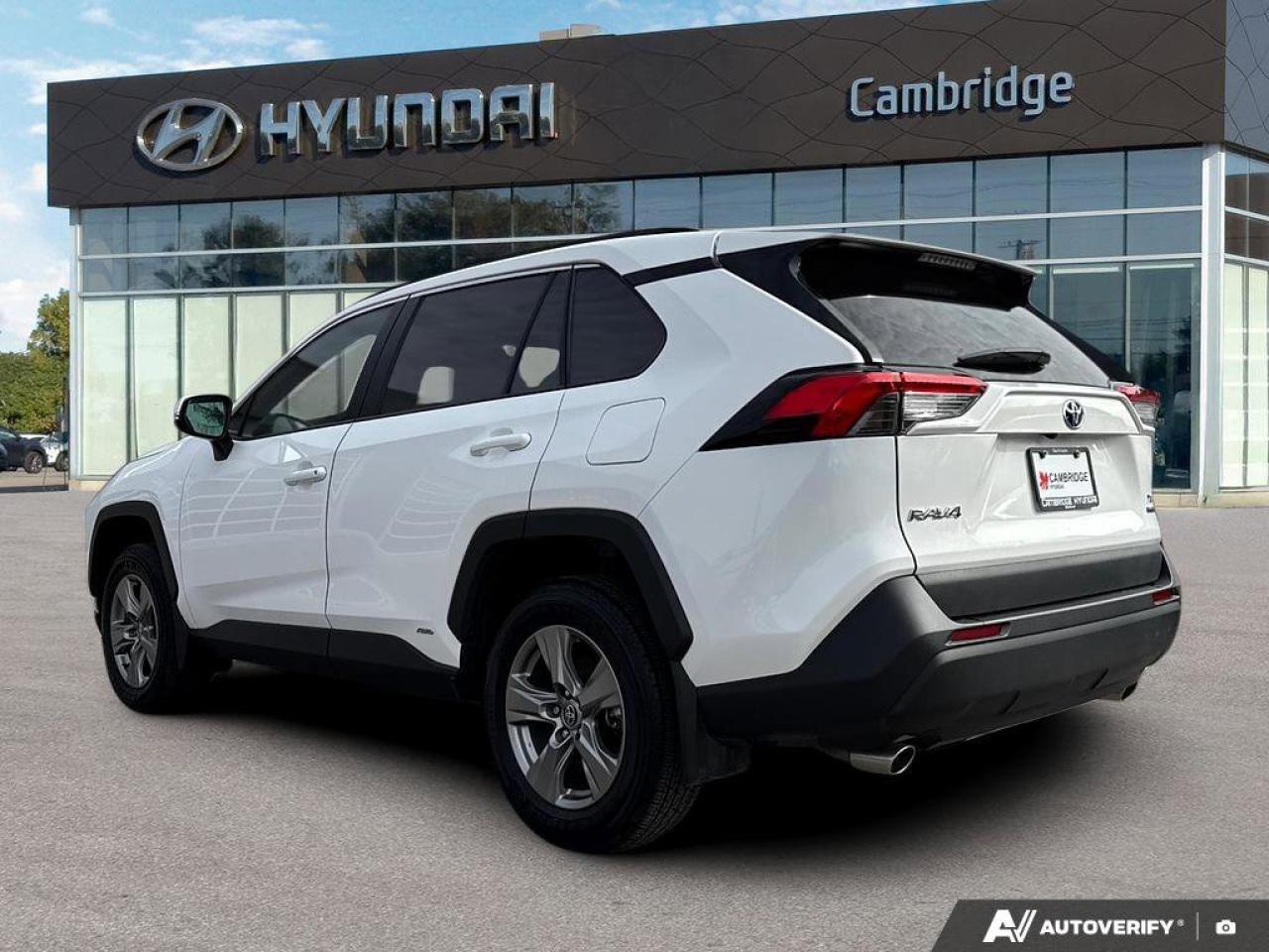 2024 Toyota RAV4 Hybrid XLE AWD   Sunroof   Heated Seats   Carplay Photo4