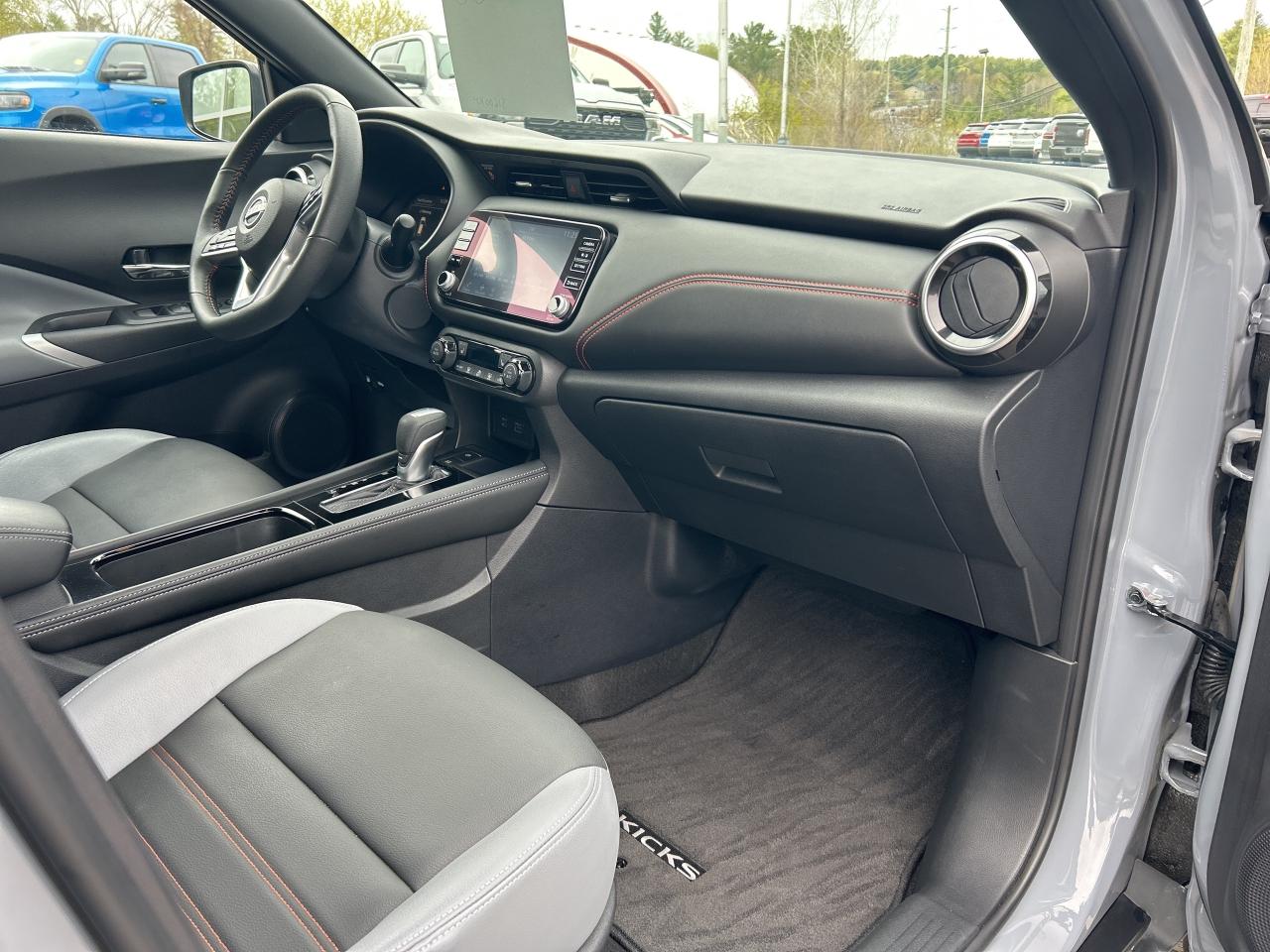 2023 Nissan Kicks SR Photo