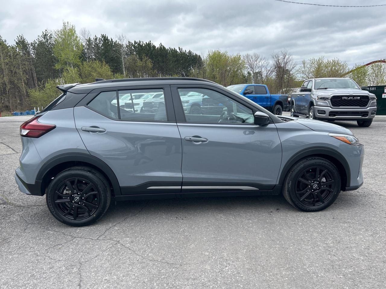 2023 Nissan Kicks SR Photo