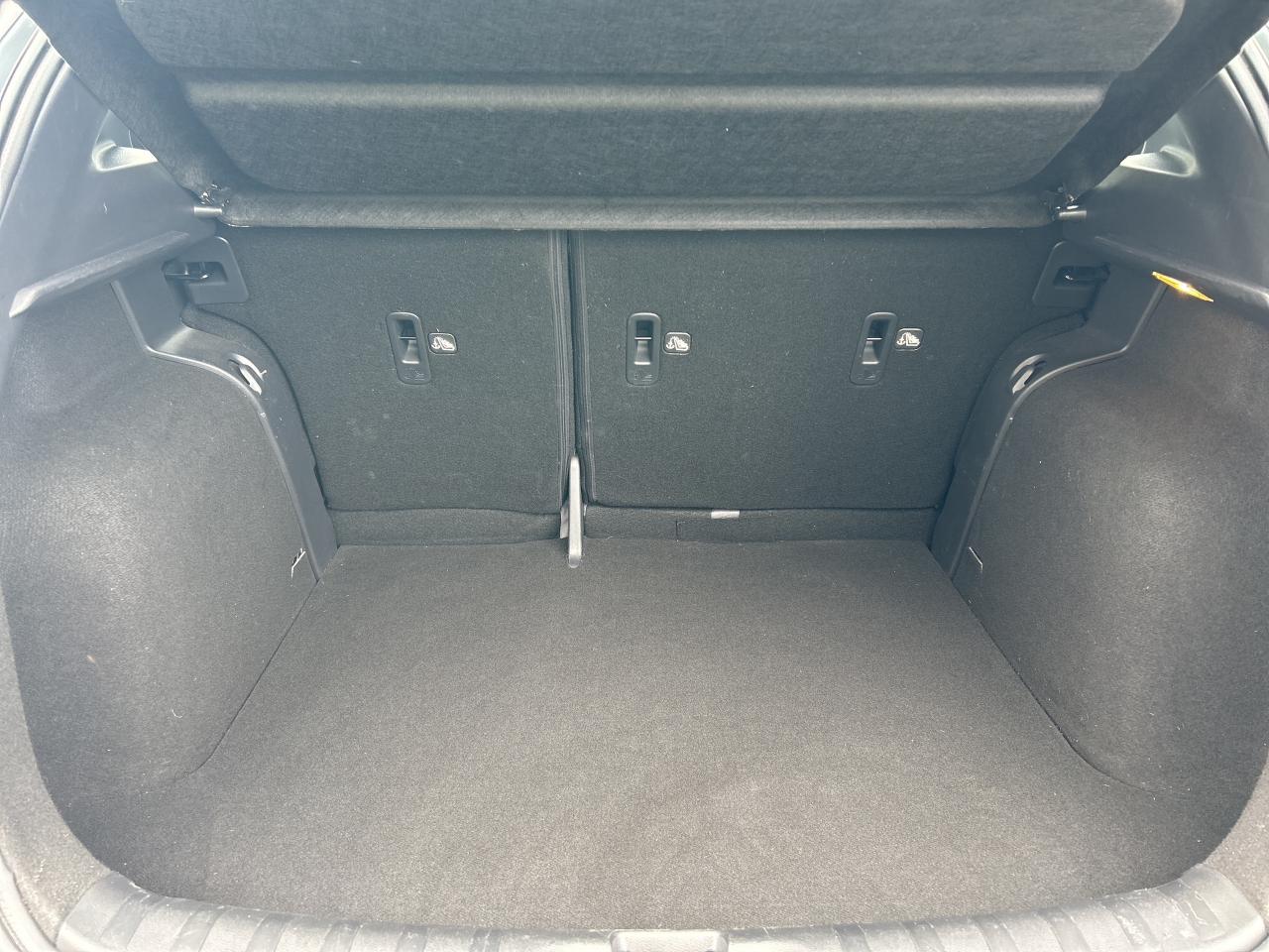 2023 Nissan Kicks SR Photo